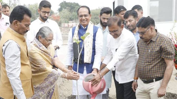मुख्यमंत्री श्री चौहान ने लगाए पौधे